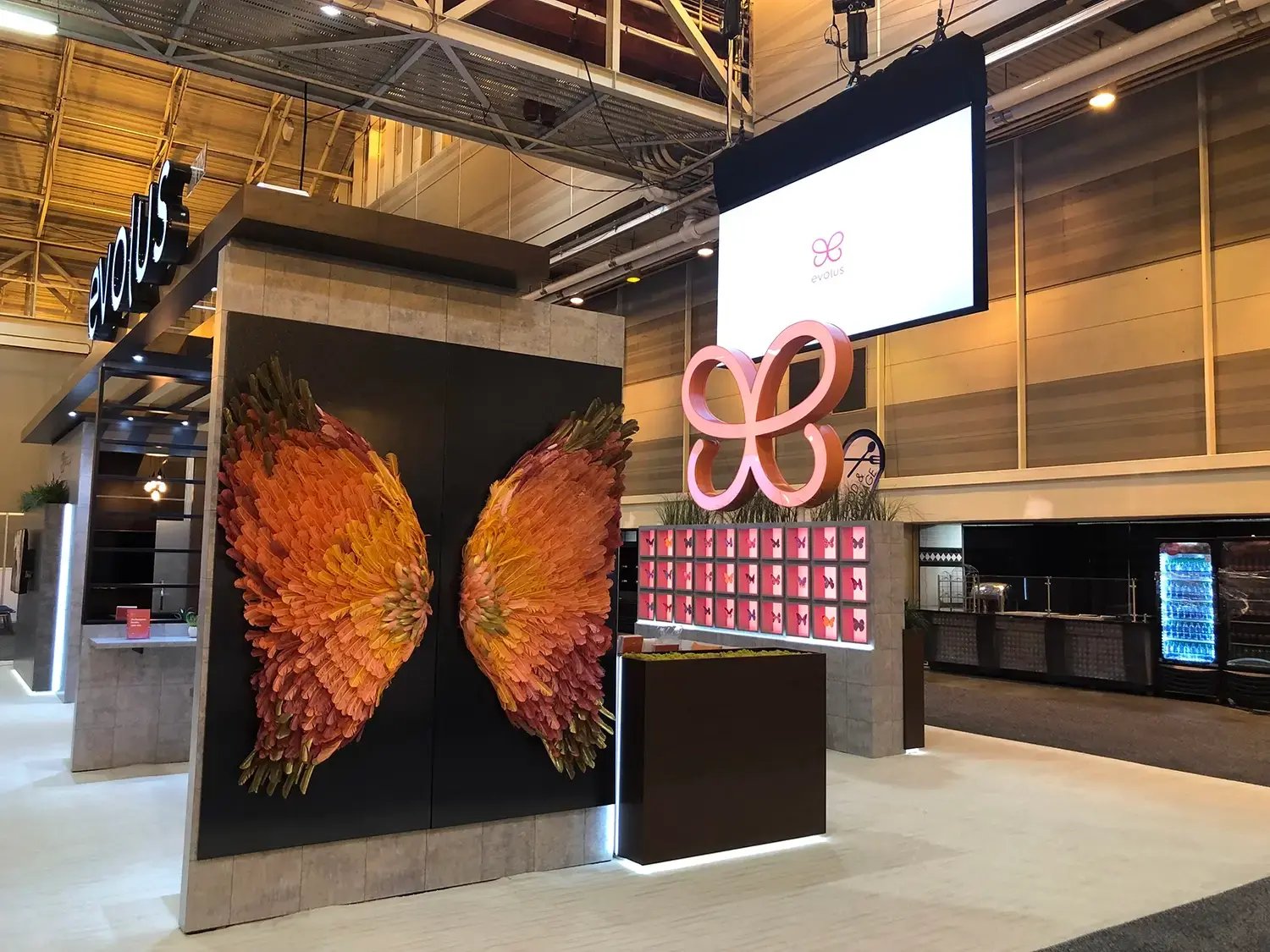 SR-evolus-trade-show-booth-wing-photo-op-3