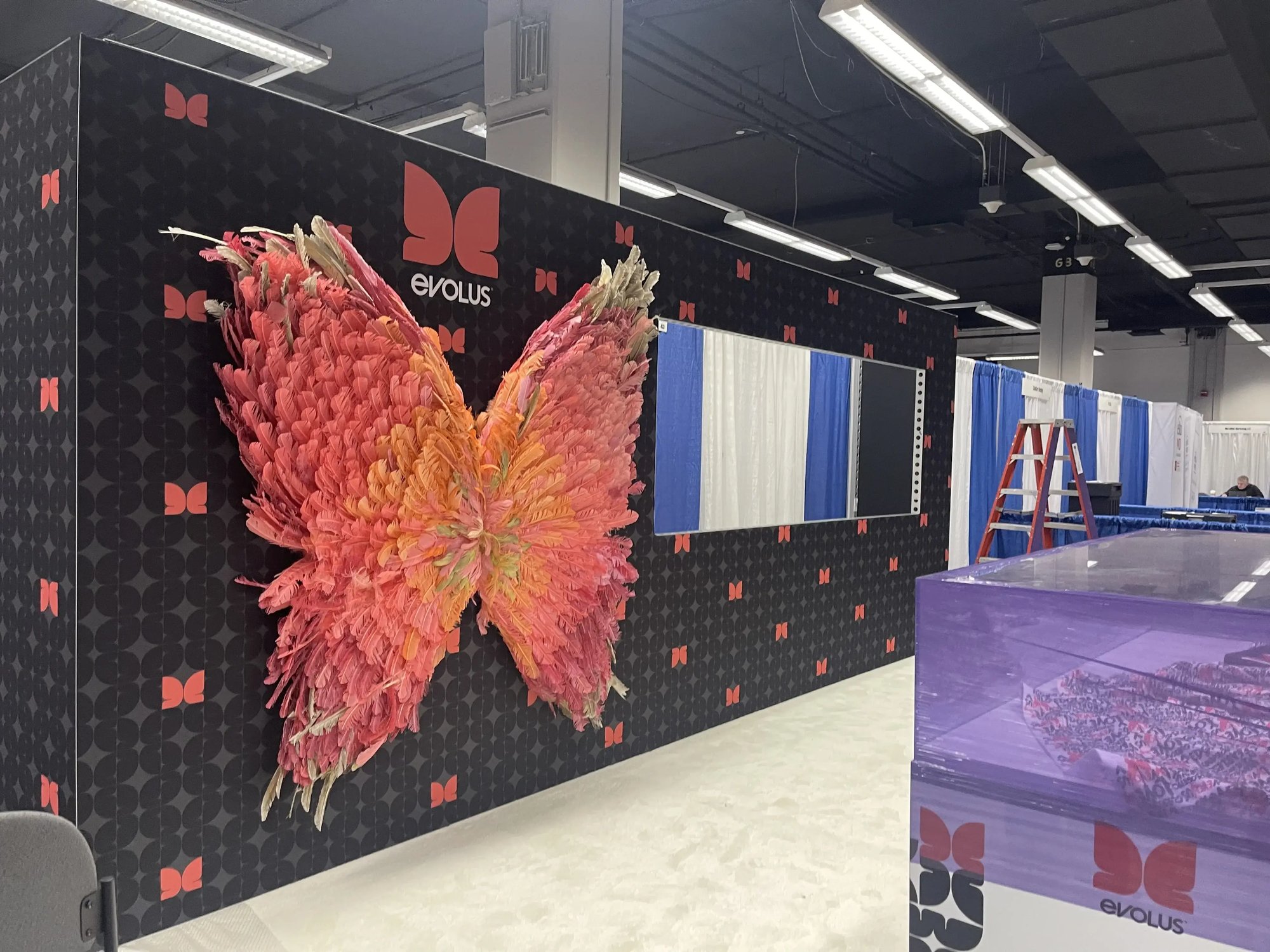SR-evolus-trade-show-booth-wing-photo-op-7